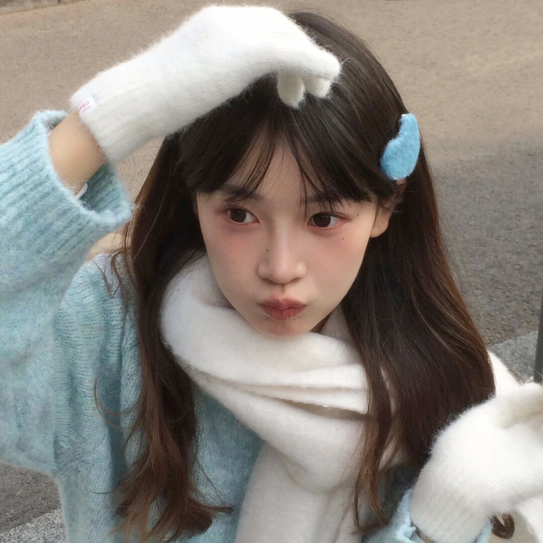 《某女星被曝私下烟不离手，清纯人设遭到反噬》配图