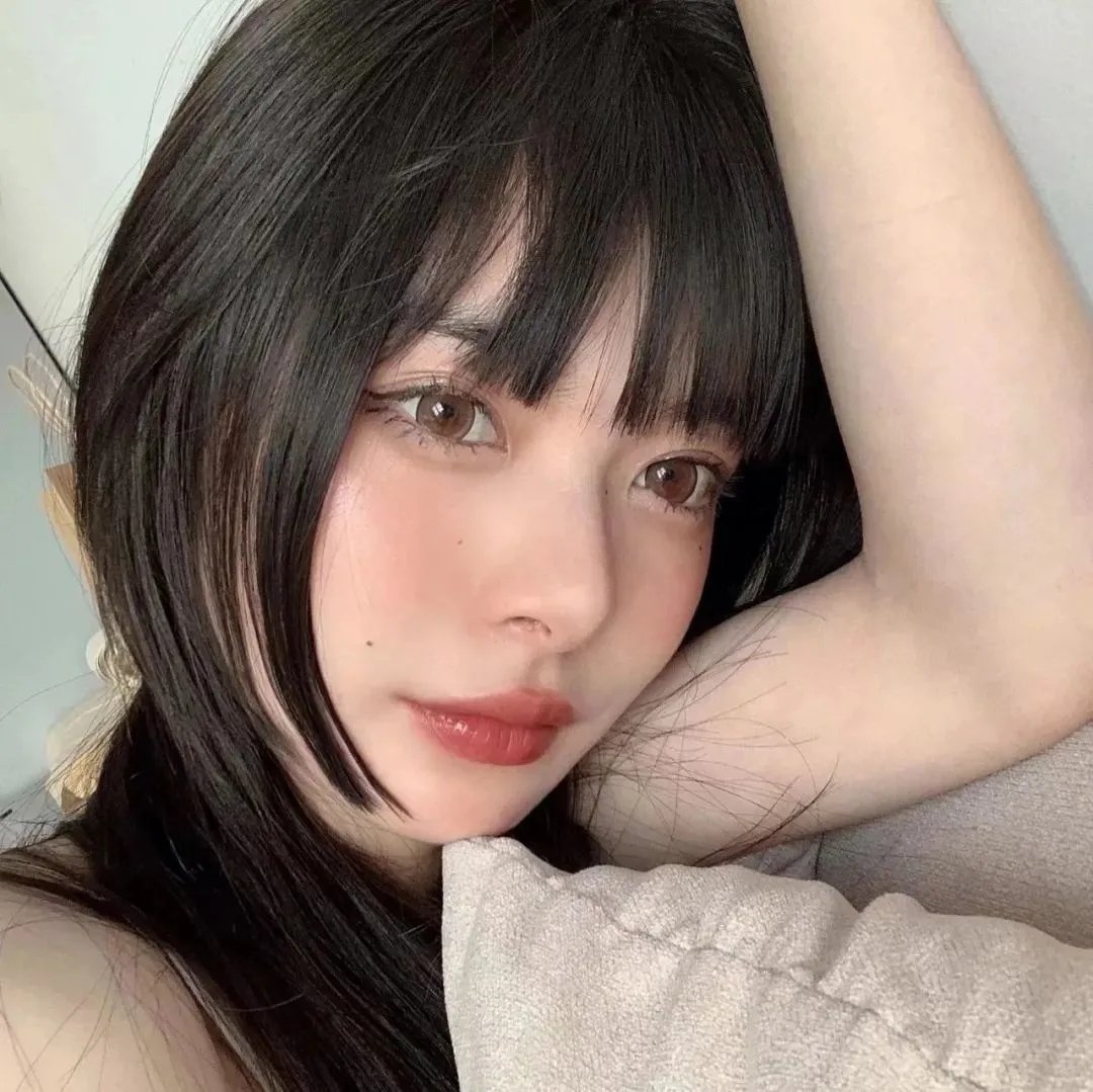 《千万粉丝网红直播中突关美颜，真实面容吓退榜一大哥》配图